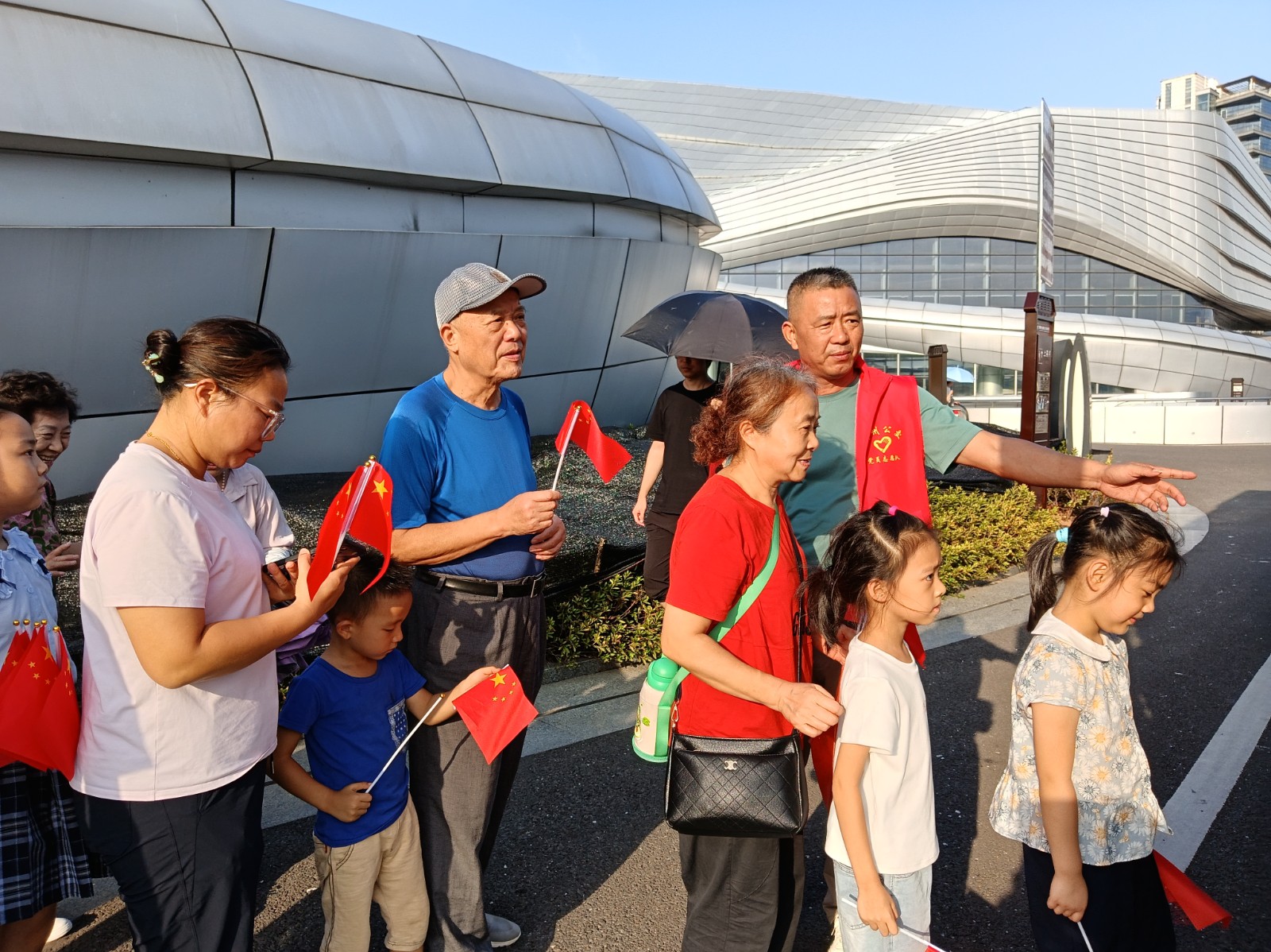 节日我在岗｜衢州公交人日夜坚守，以“志愿红”绘就古城温暖出行路