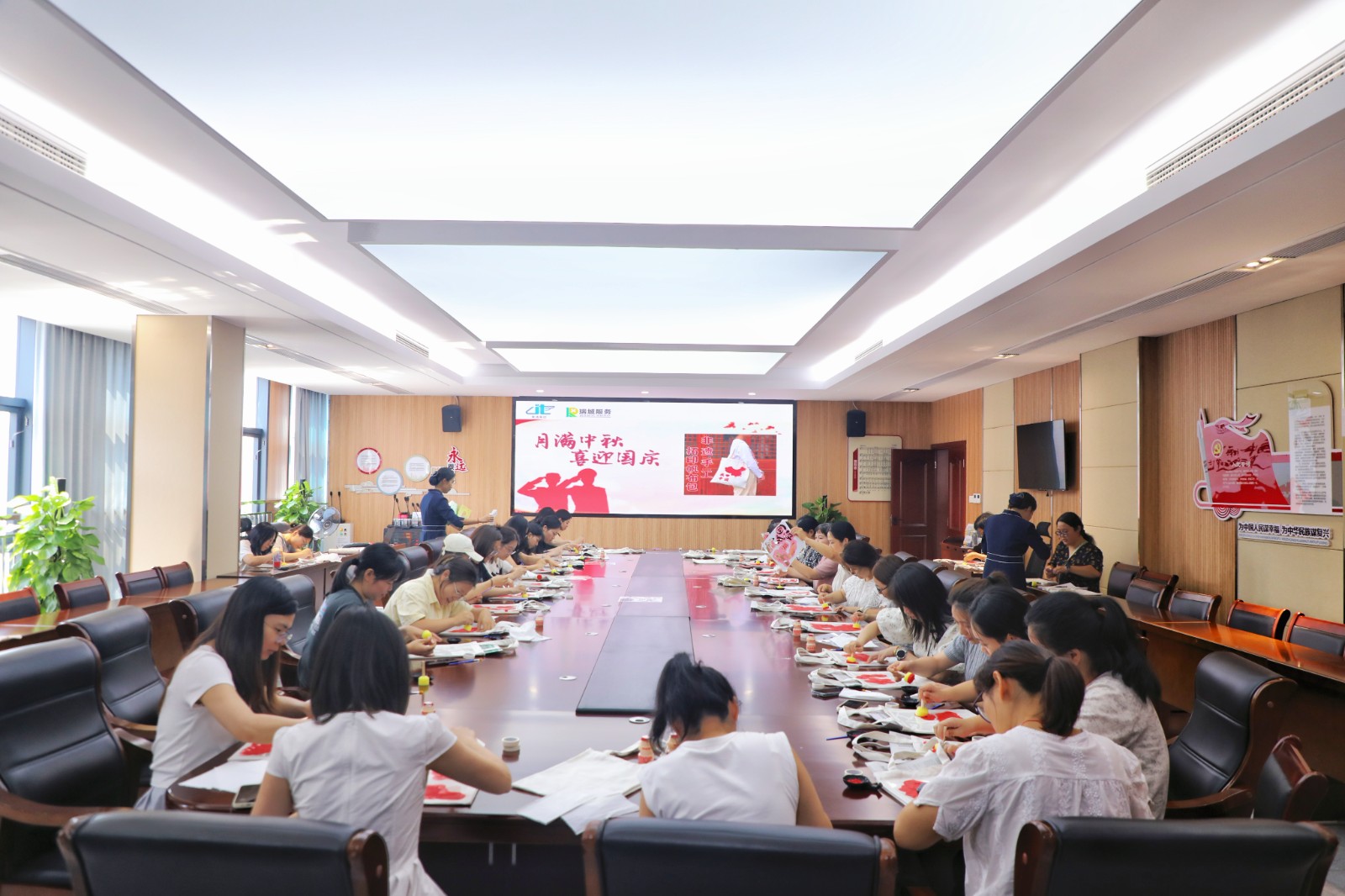 拓印国庆情，“包”藏团圆意｜tyc234cc 太阳成集团集团祝您中秋快乐！