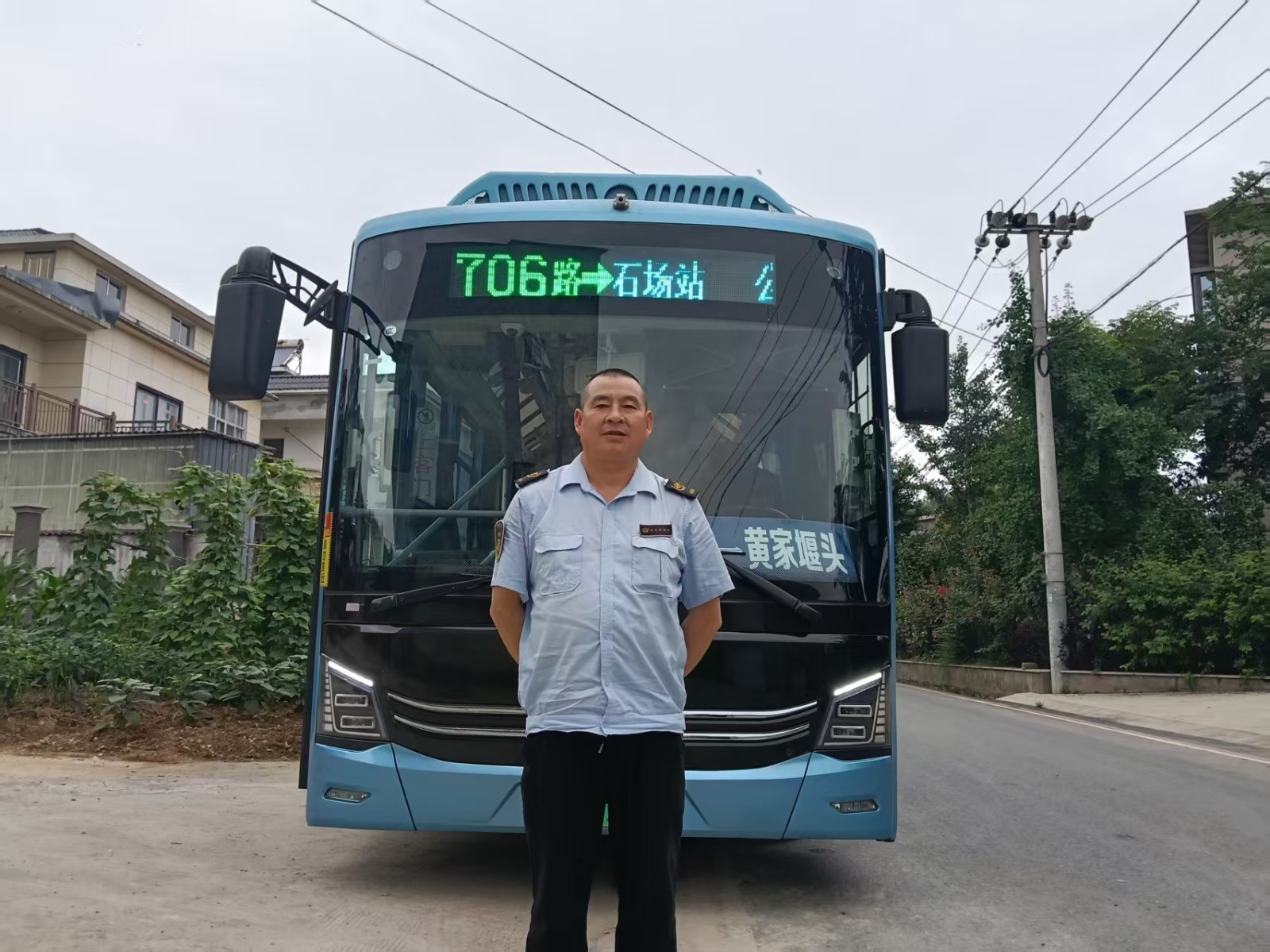 一线风采丨公交车变身“临时救护车”，衢州公交驾驶员紧急护送晕厥学生就医